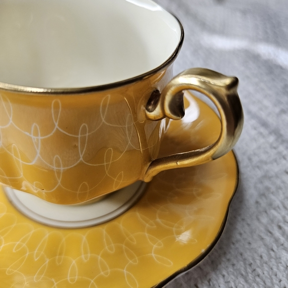 Royal Albert Crown Bone England China Teacup Saucer YELLOW GOLD w/White Swirls - Picture 10 of 16